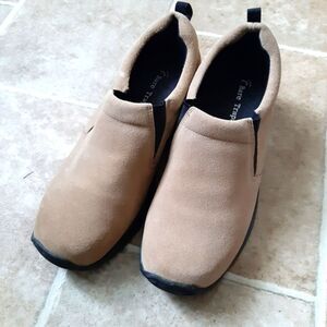 Bare Traps Winona Suede Leather Cream Tan Size 7.5 left Size 8 right